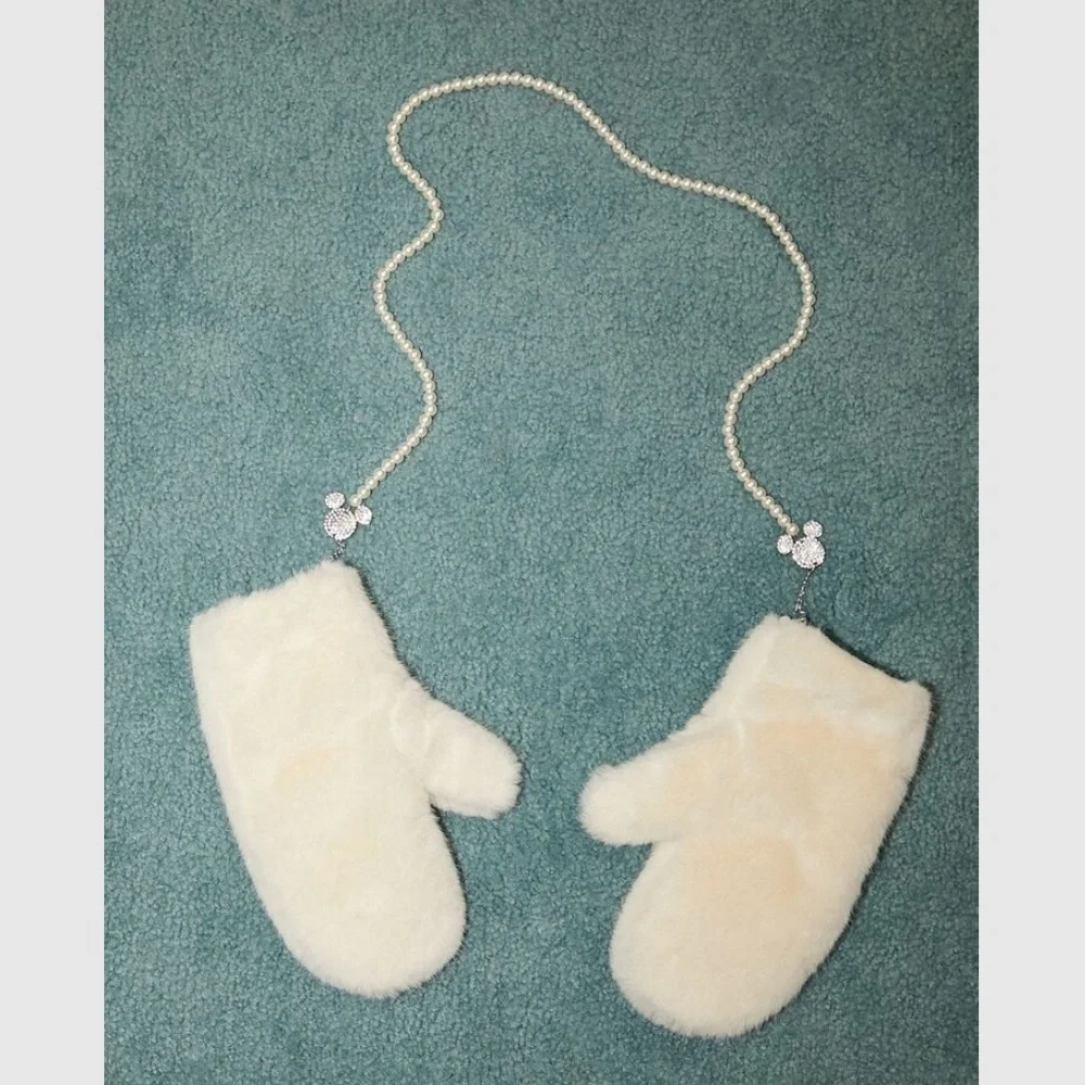 NWT Forever 21 Woman Disney Mickey Mouse Plush Mittens